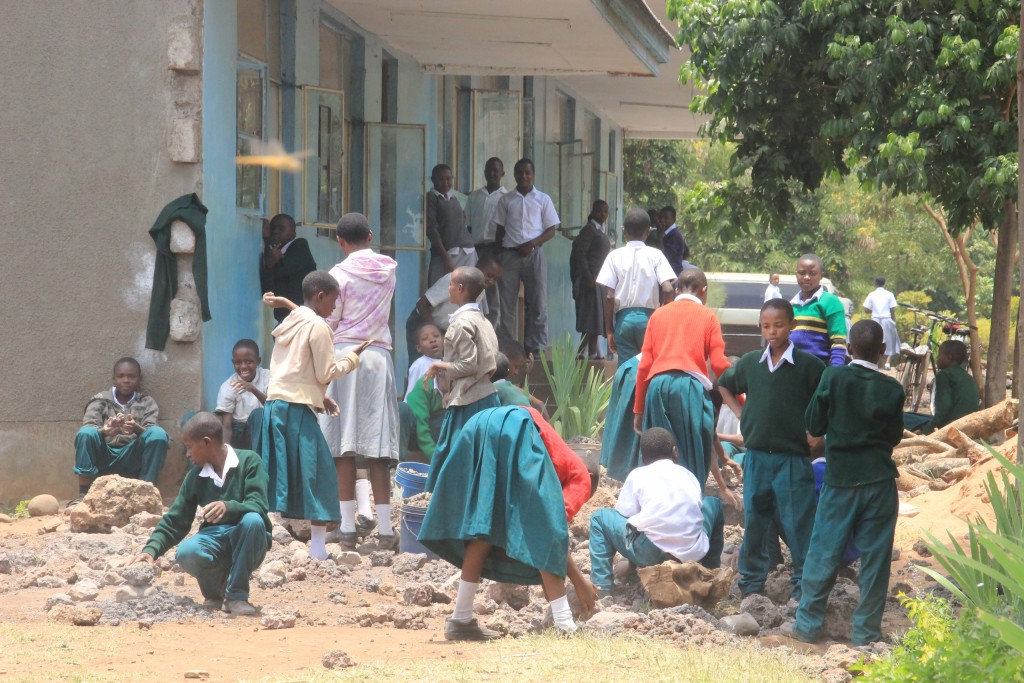 Недетские уроки труда: как проходит школьный день в Танзании?