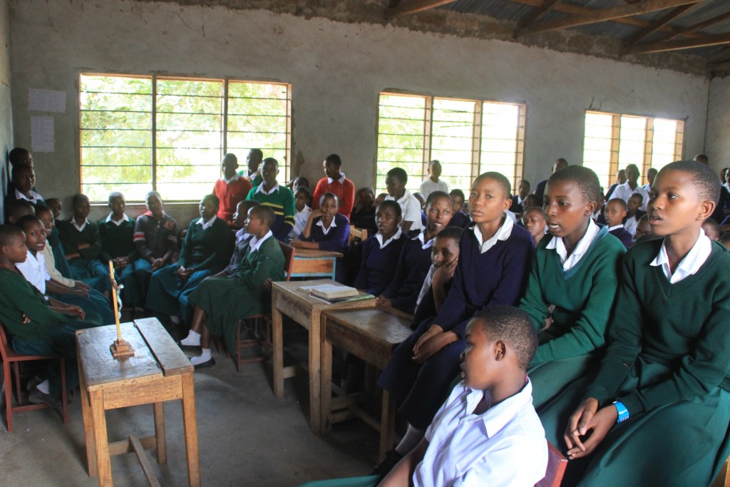 Недетские уроки труда: как проходит школьный день в Танзании?
