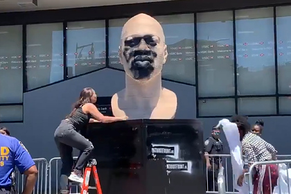 Неизвестный осквернил памятник Джорджу Флойду в Нью-Йорке (видео)