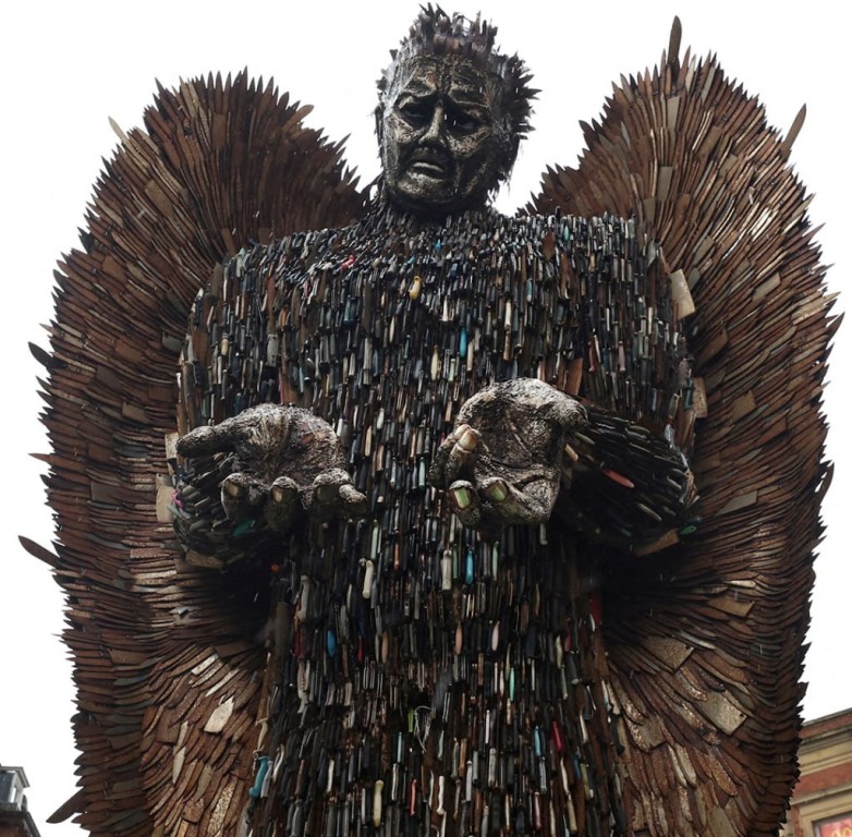 8-метровая статуя из ножей путешествует по Великобритании