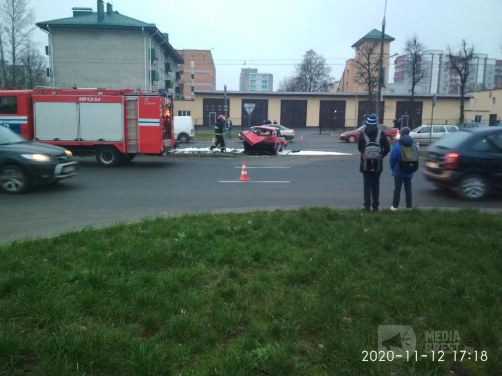 Жесткое ДТП в Бресте: легковушка перевернулась и загорелась