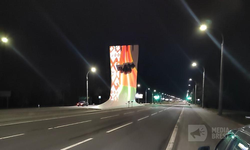 На въезде в Брест применена инновационная технология подсветки стелы: такой нет нигде в стране!