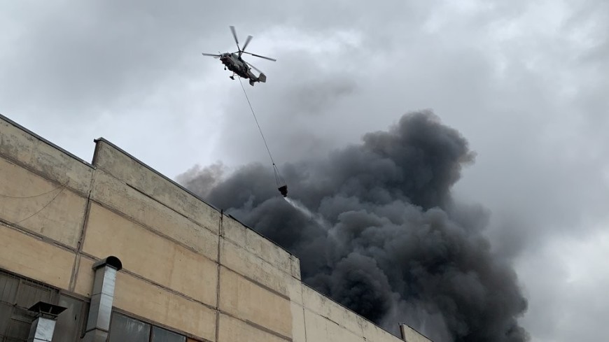 Очередной страшный пожар: в Москве горит и взрывается склад тканей (видео)