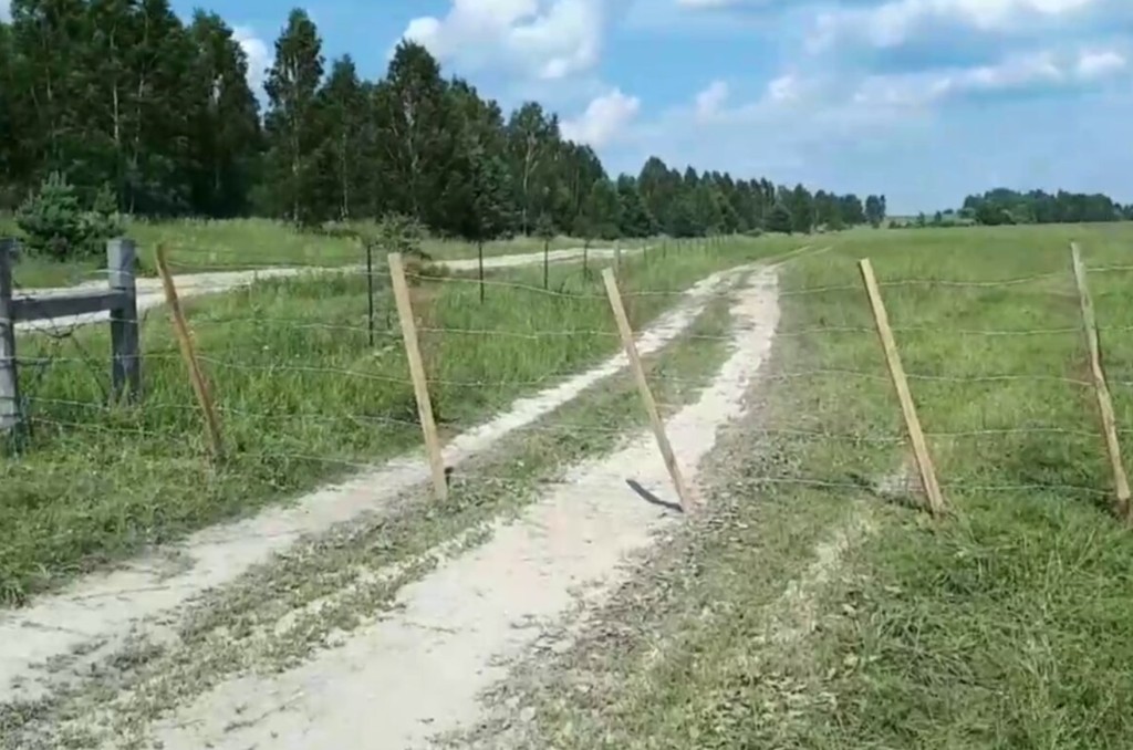 «Мираторг» устанавливает колючую проволоку на дороге под Смоленском. Прибывших журналистов атаковали