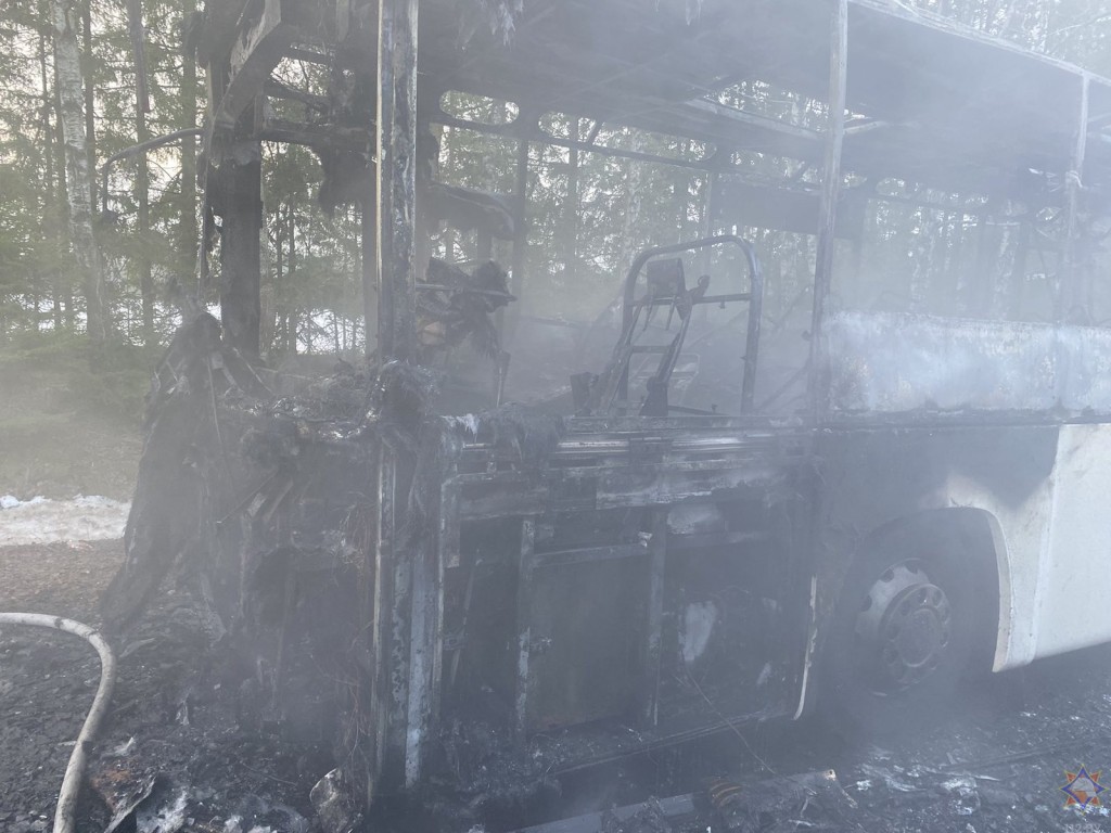 Пассажирский автобус загорелся во время поездки в Дрибинском районе