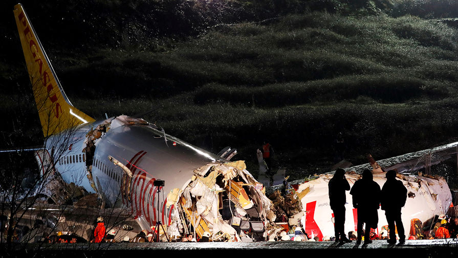 Пассажирский самолет развалился при посадке в Турции: есть погибшие (видео)