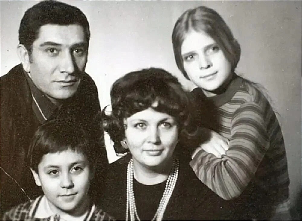 Первая жена сошла с ума, последняя его обворовала: личные трагедии Армена Джигарханяна