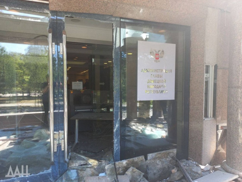 Снаряд попал в здание администрации главы ДНР Пушилина