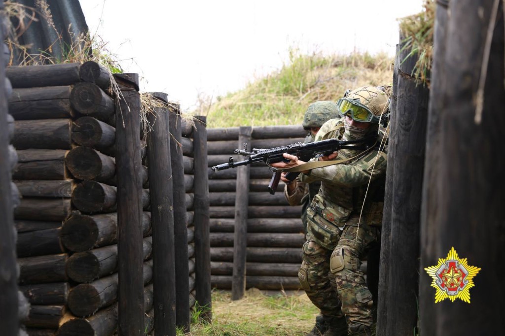 Боевую подготовку отрабатывают на Кобринском укрепрайоне