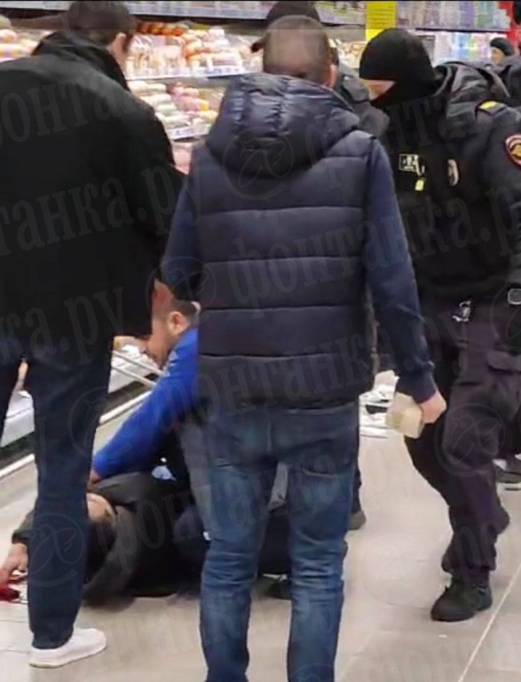 Мужчина с ножом напал на людей в гипермаркете Петербурга