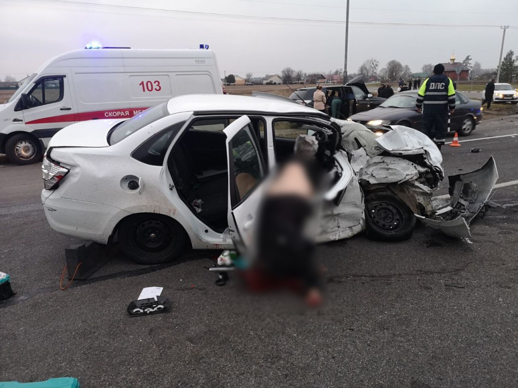Лобовая авария под Слуцком: один погибший и пять пострадавших