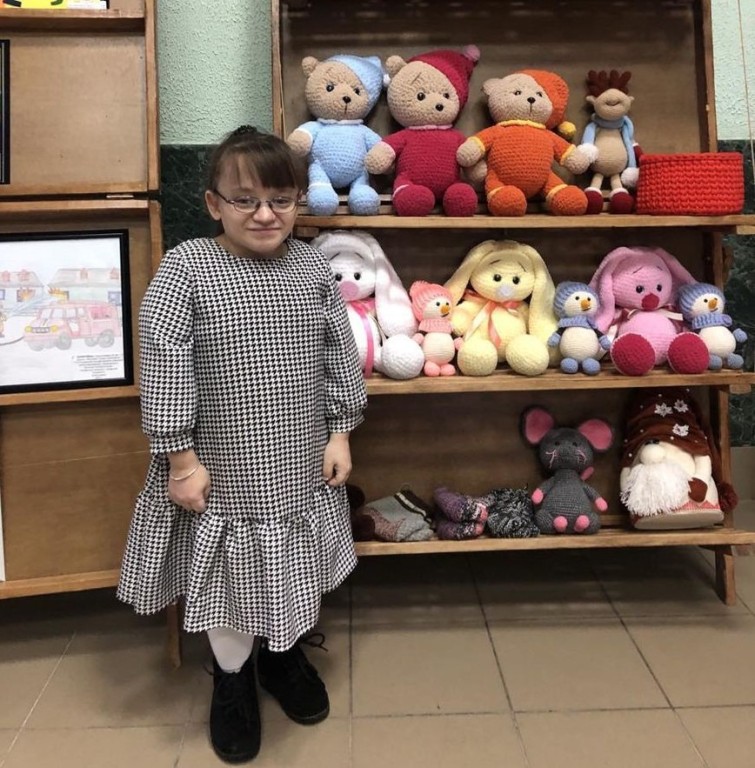 Жительница Столина с редким диагнозом вяжет игрушки – символы года