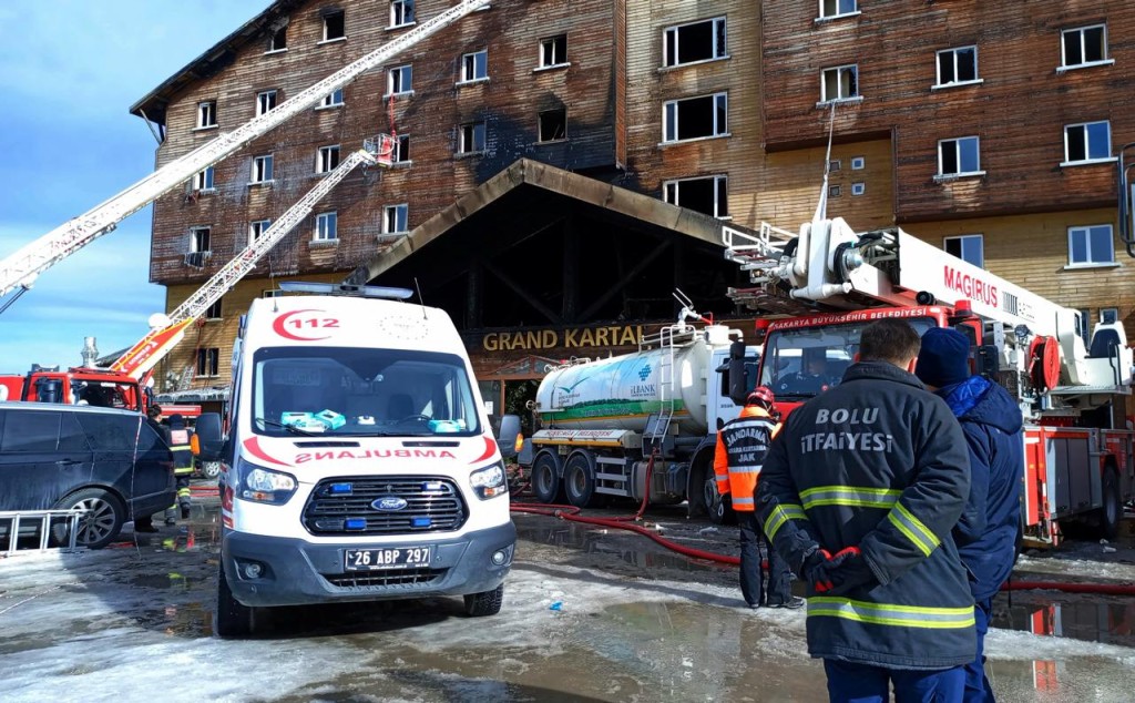 Число погибших при пожаре на курорте в Турции увеличилось до 76