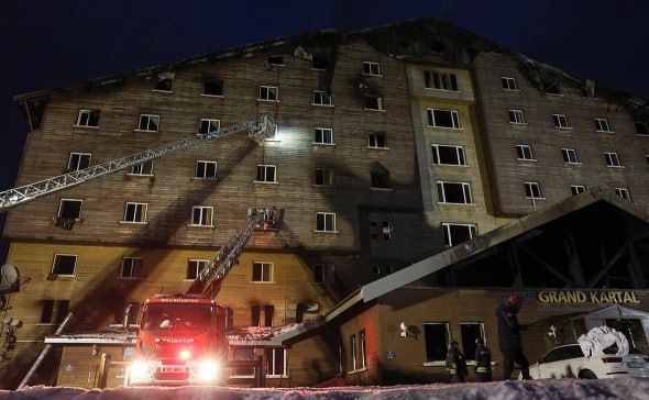 Число погибших при пожаре на курорте в Турции увеличилось до 76