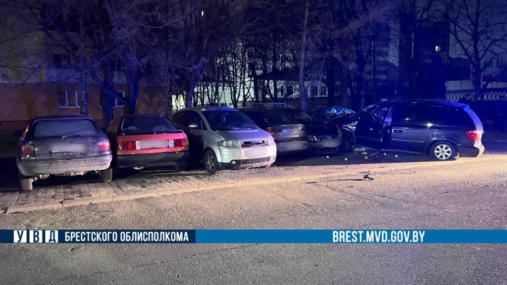 Пьяный подросток в Бресте повредил 14 авто, скрываясь от ГАИ