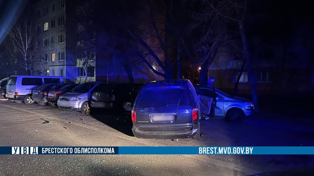 Пьяный подросток в Бресте повредил 14 авто, скрываясь от ГАИ