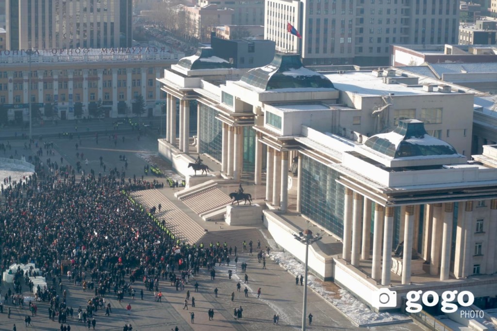 Протестующие штурмуют здание правительства в Монголии