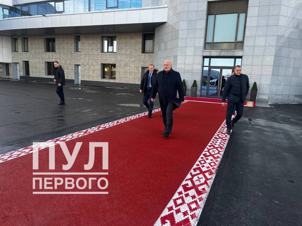 Путин прилетел в Минск с рабочим визитом