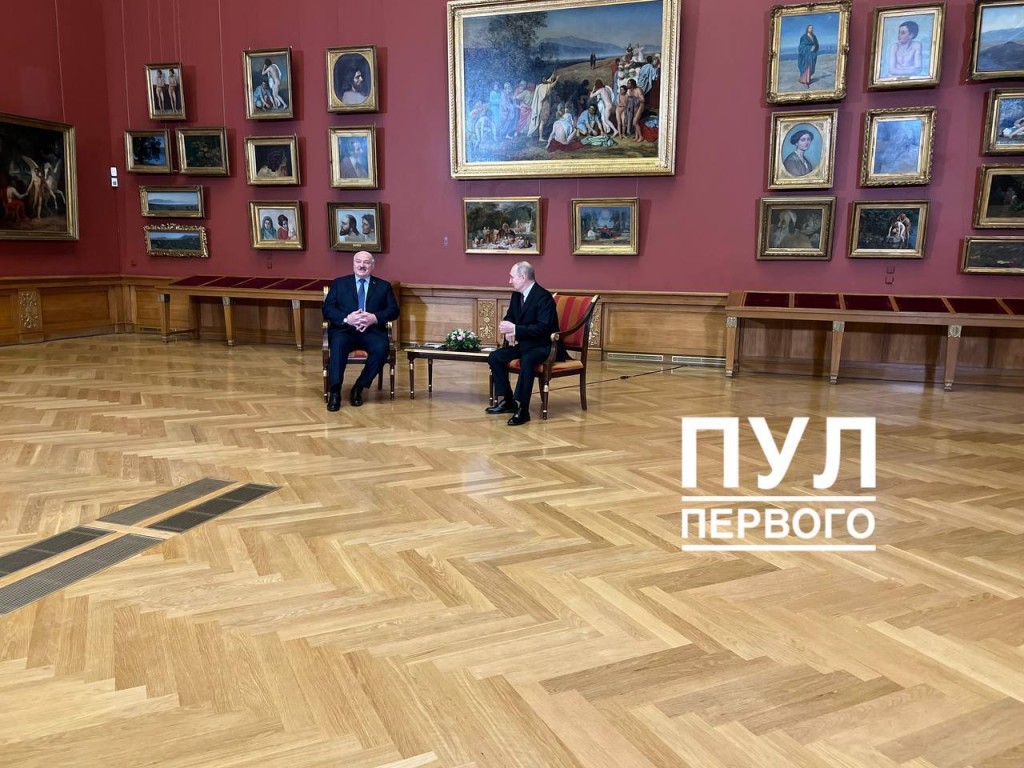 Лукашенко проводит переговоры с Путиным в Русском музее в Питере