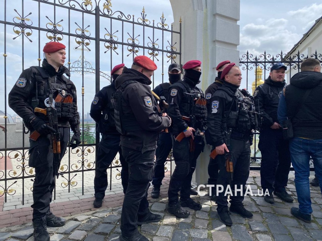 Полиция Украины заблокировала вход в здания Киево-Печерской лавры
