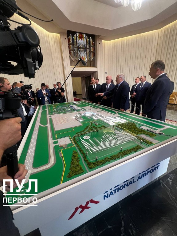 Лукашенко инспектирует Национальный аэропорт Минск