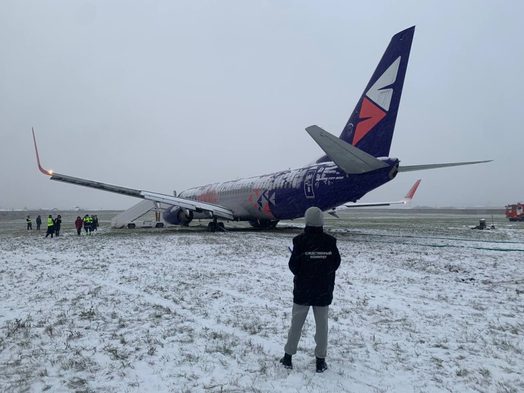 Самолет выкатился со взлетно-посадочной полосы в Перми