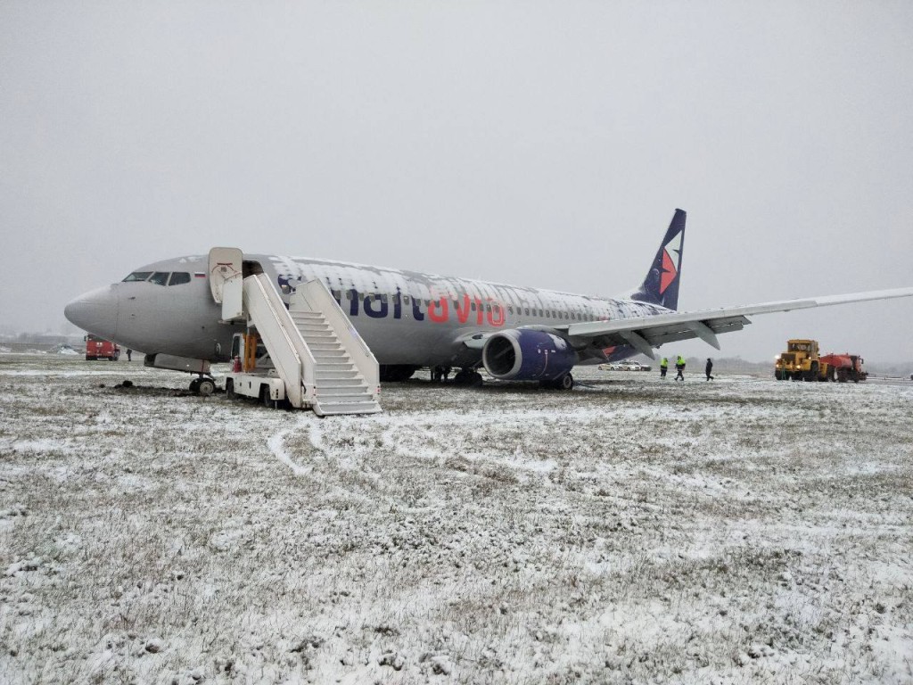 Самолет выкатился со взлетно-посадочной полосы в Перми