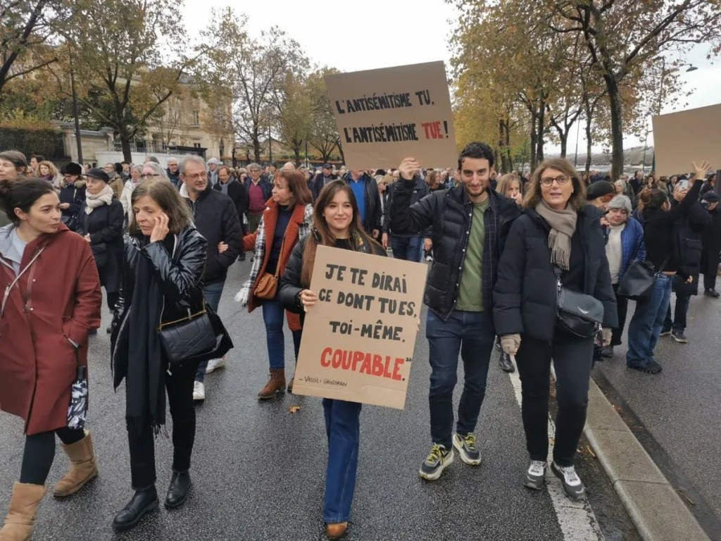 Более 100 тысяч человек вышли на марш против антисемитизма в Париже