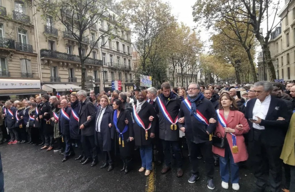 Более 100 тысяч человек вышли на марш против антисемитизма в Париже