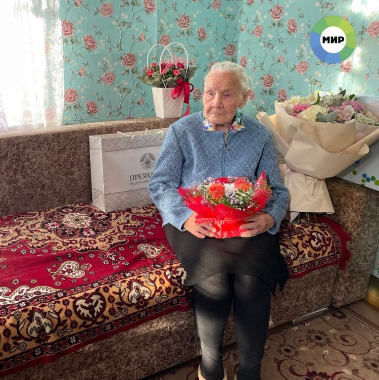 Лукашенко поздравил свою учительницу со 100-летием