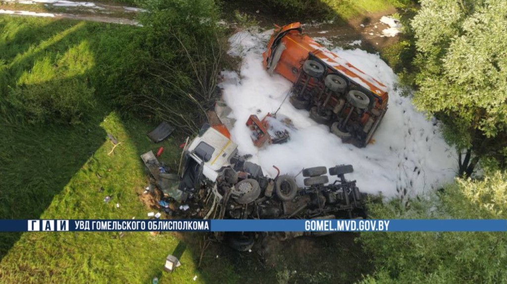 Бензовоз рухнул с моста через Днепр в Речицком районе