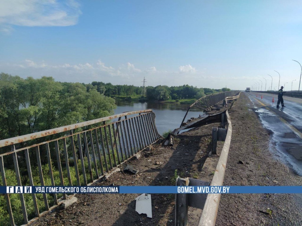 Бензовоз рухнул с моста через Днепр в Речицком районе