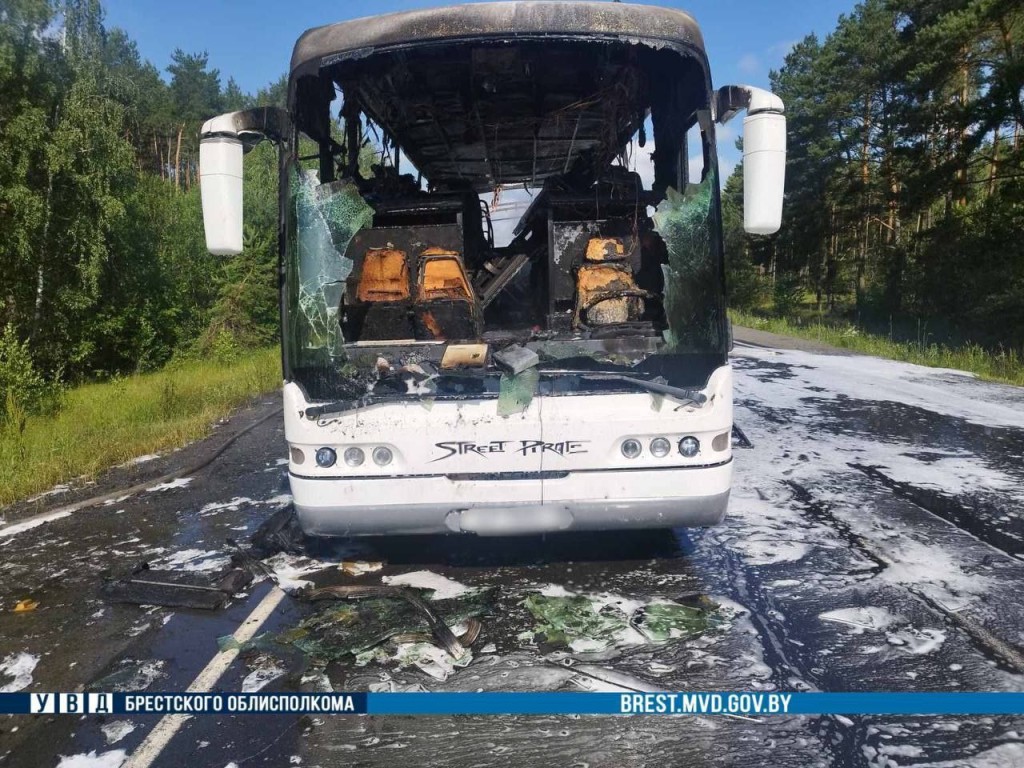 Туристический автобус загорелся на трассе М10 вблизи Лунинца
