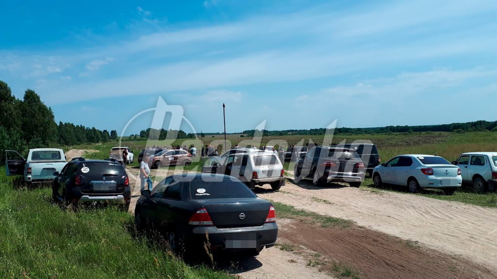 «Мираторг» устанавливает колючую проволоку на дороге под Смоленском. Прибывших журналистов атаковали