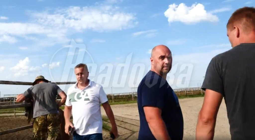 «Мираторг» устанавливает колючую проволоку на дороге под Смоленском. Прибывших журналистов атаковали