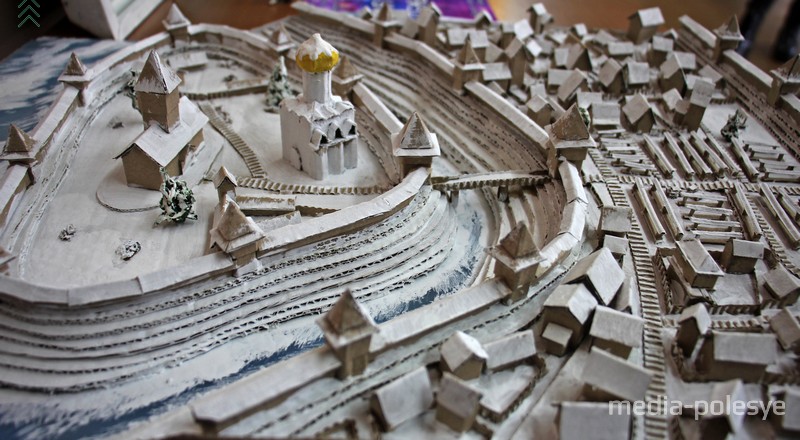 Пинчанин создал макет родного города из обычного картона