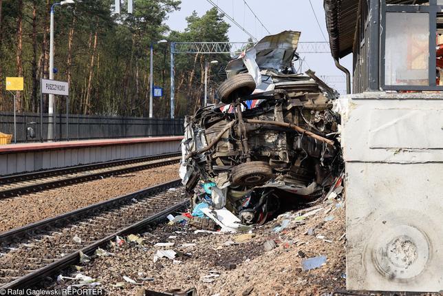 Поезд на огромной скорости врезался в скорую в Польше (видео)