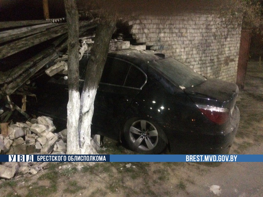 Погоня в Барановичах: пьяный водитель врезался в гараж (видео)