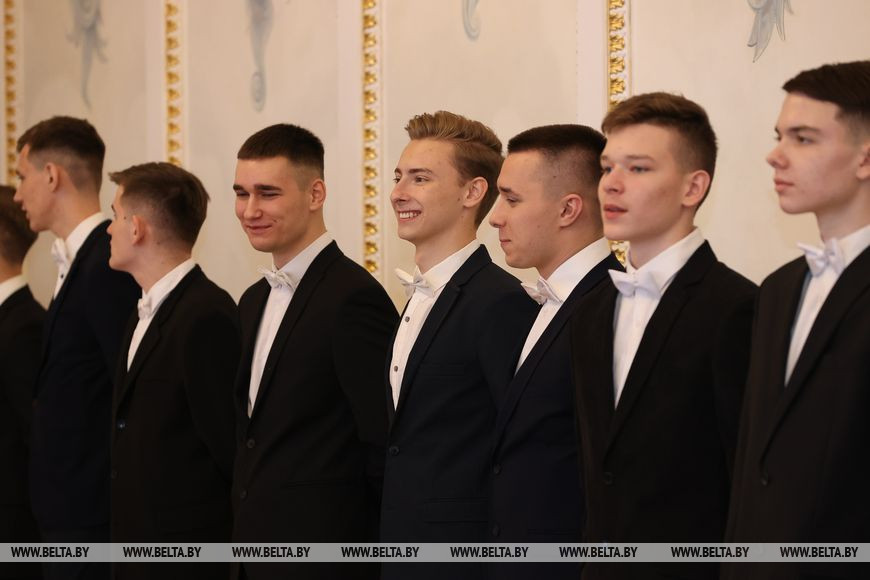 Полонез, вальс, кадриль: в Коссовском дворце провели областной новогодний бал для молодежи