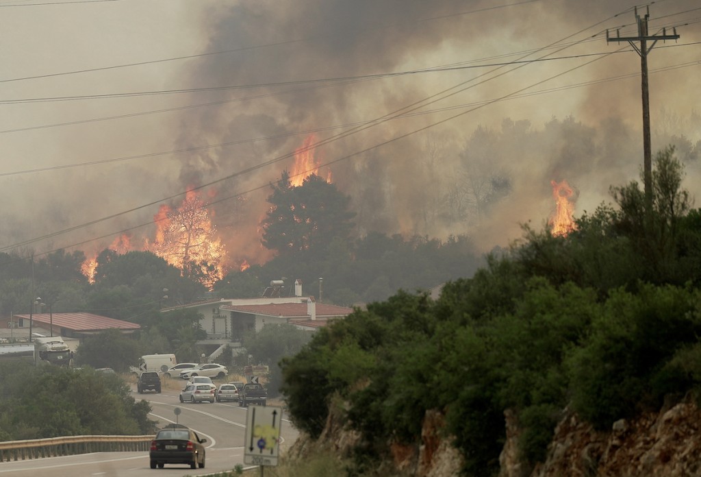 С греческого острова Родос эвакуируют 30 тысяч человек из-за пожара