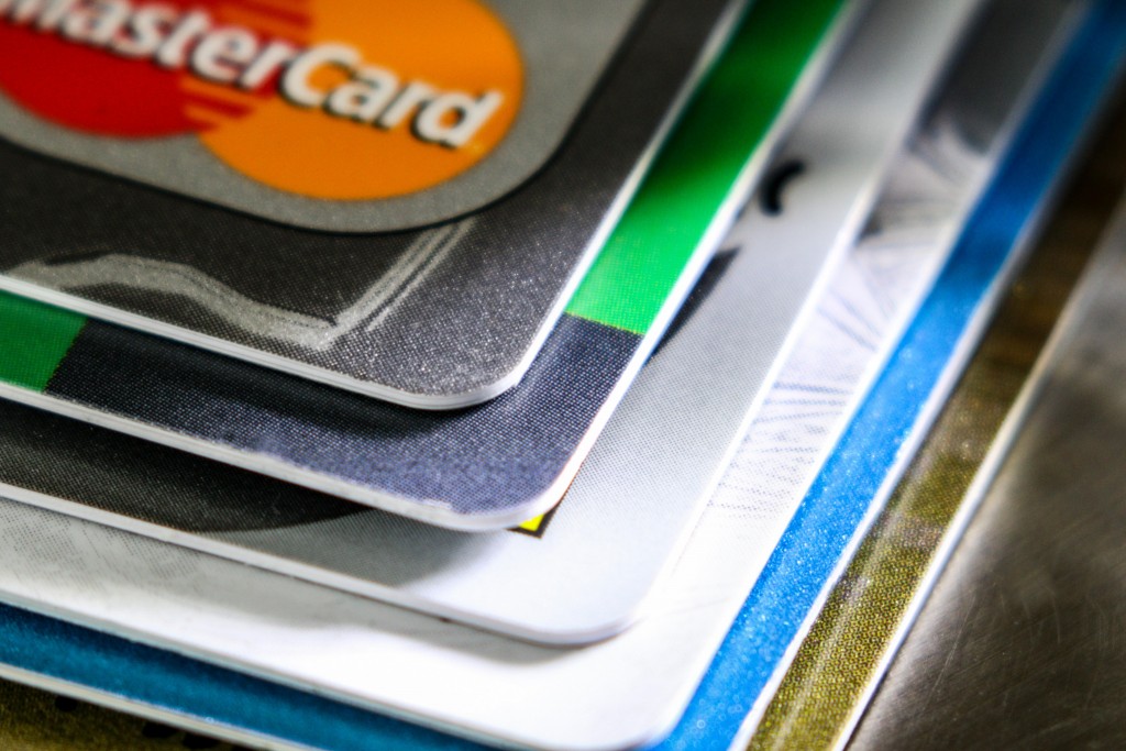 Прощание с «пластиком»: что банки предложат взамен платежных карт
