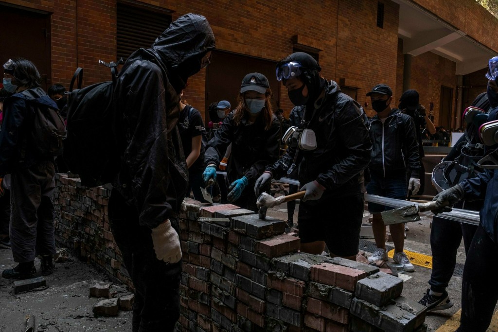 Протестующие Гонконга превратили университеты в «крепости». Их несколько дней обороняют с луками и катапультами 