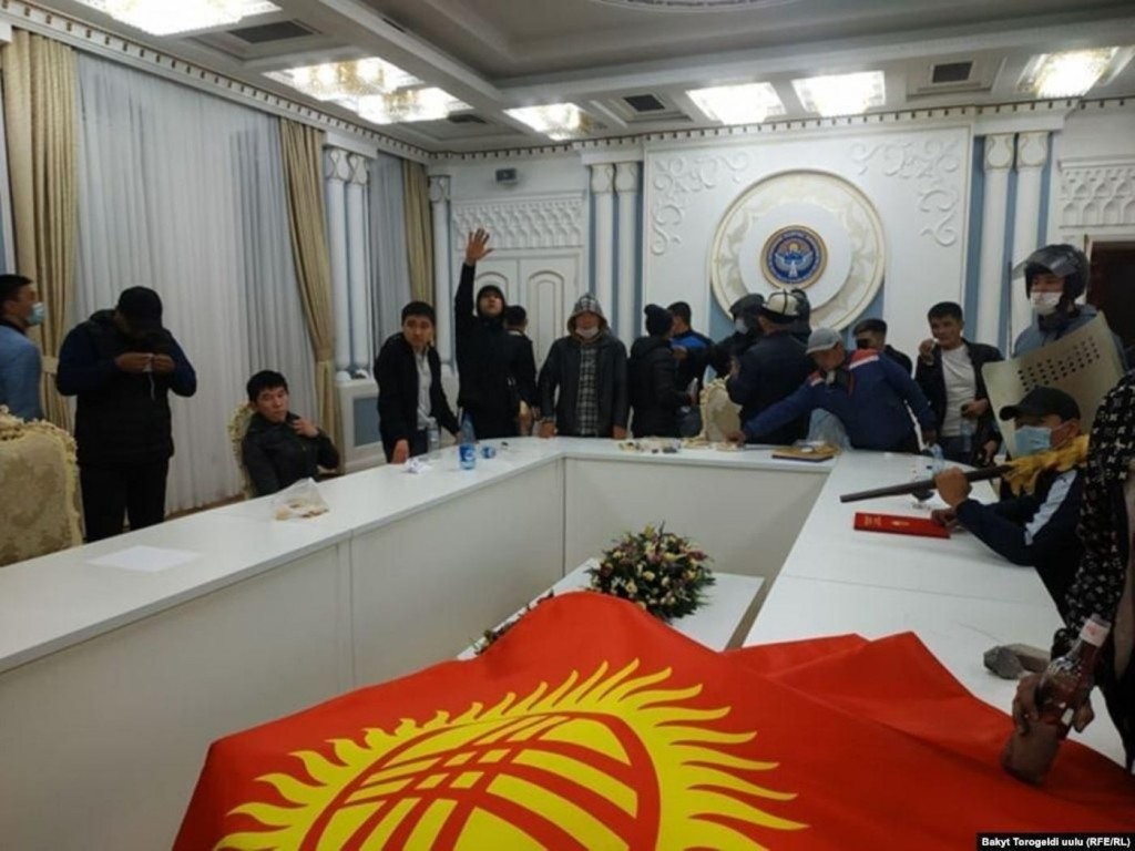 Протестующие прорвались в здание правительства Киргизии