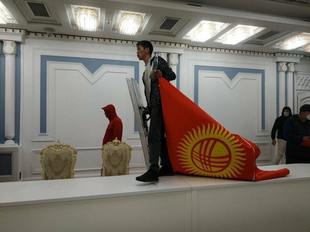 Протестующие прорвались в здание правительства Киргизии