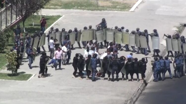 Президент Узбекистана ввел чрезвычайное положение в Каракалпакстане из-за протестов