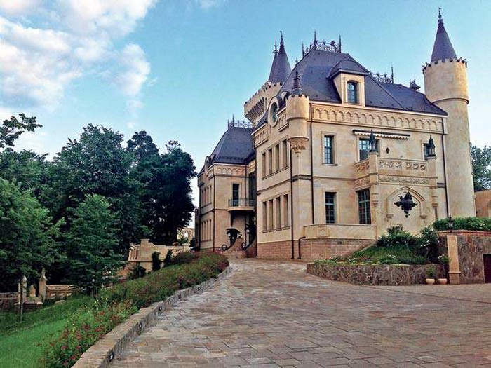 Пугачева и Галкин продают свой замок в Подмосковье