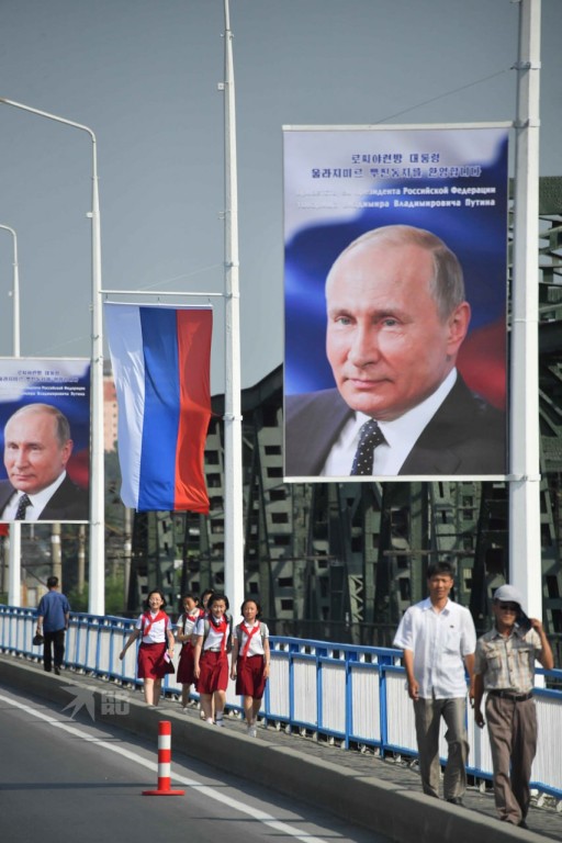 Путина в Пхеньяне у трапа самолета встретил Ким Чен Ын