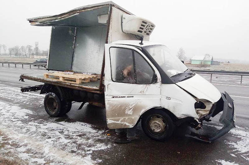 Пьяный водитель высыпал на дорогу полторы тонны сыров в Червенском районе