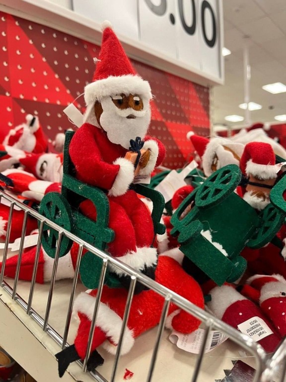 В американских магазинах продают геев-Щелкунчиков и темнокожих Санта-Клаусов