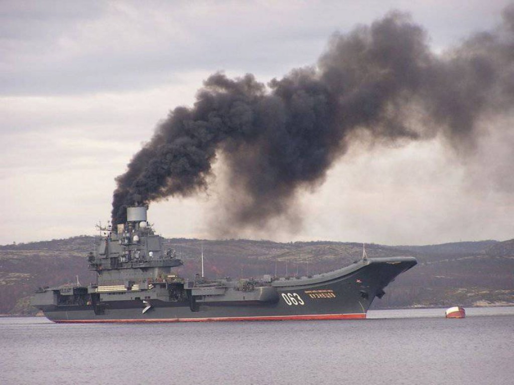 Российский крейсер «Адмирал Кузнецов» загорелся: число пострадавших увеличивается